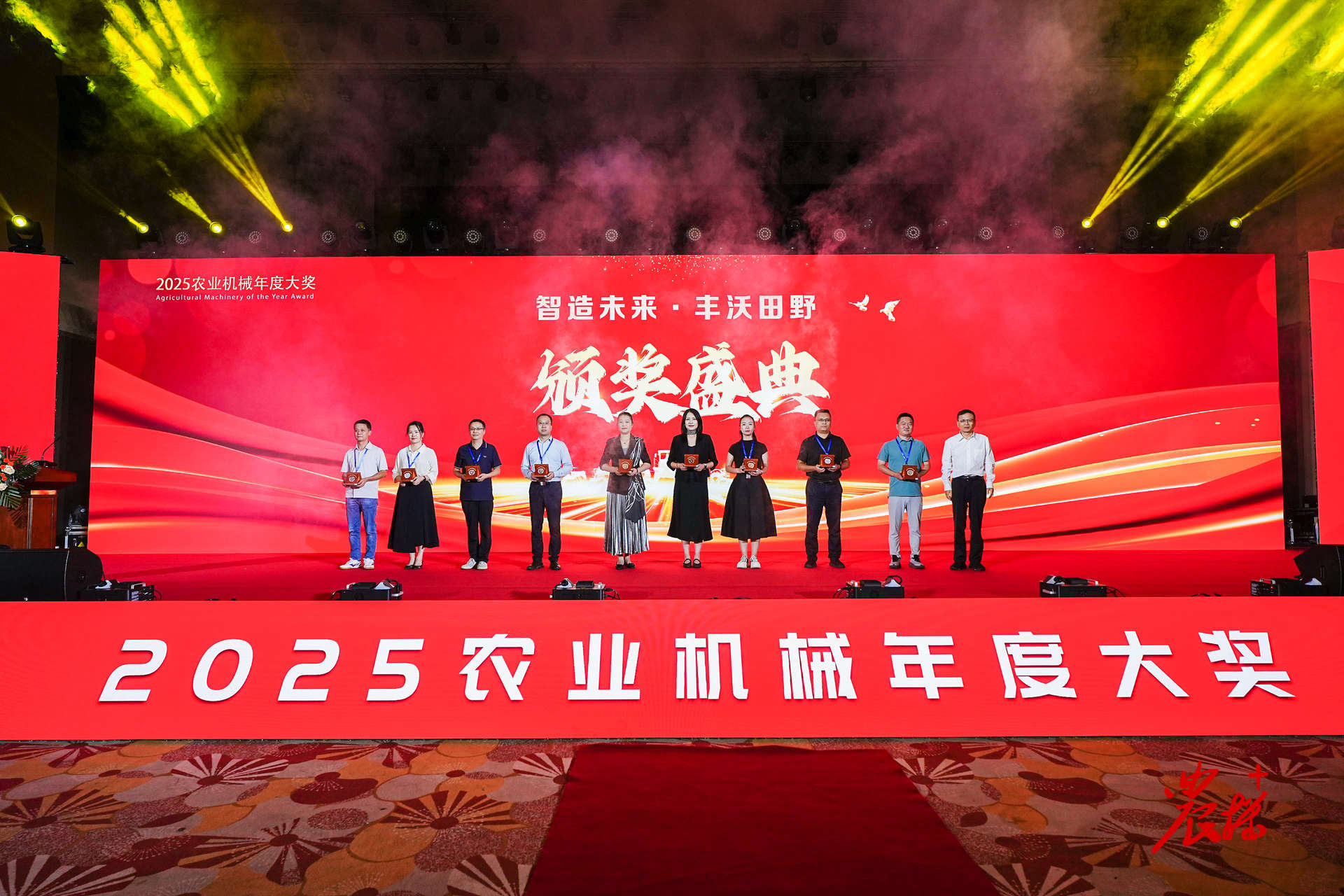 喜报！tyc7111cc太阳成集团两款喷灌机斩获2025农业机械年度大奖